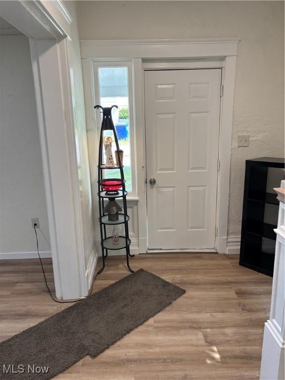600 Marcus St, East Liverpool, OH 43920 - entrance foyer with wood finished floors and baseboards