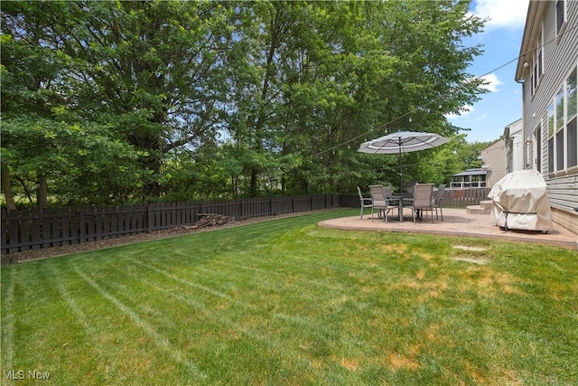 9034 Huxley Ln, Olmsted Twp, OH 44138 - fenced backyard with a patio area