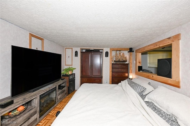 1266 Pitkin Ave, Akron, OH 44310 - bedroom featuring a textured ceiling