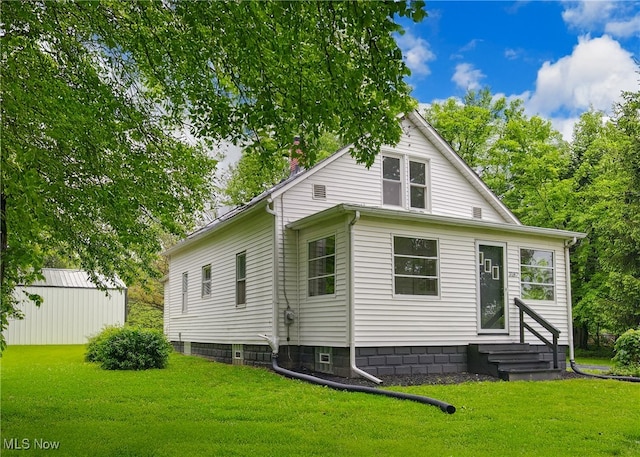 3187 Grenfall Rd, Norton, OH 44203 - back of property with entry steps and a yard