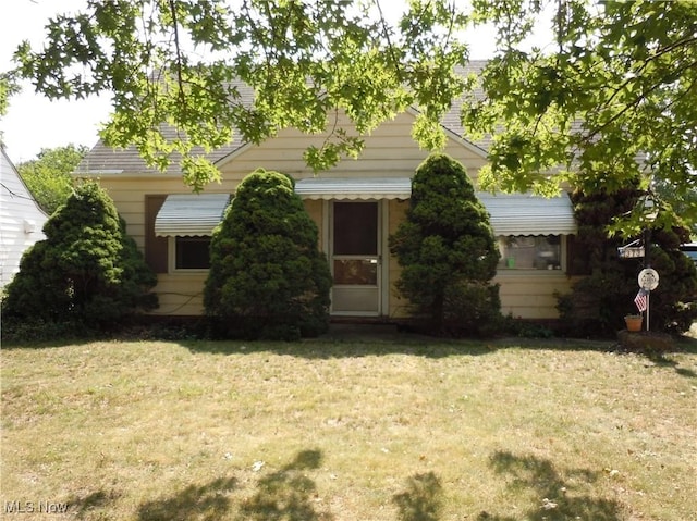 373 E 232nd St, Euclid, OH 44123 - view of front facade with a front lawn
