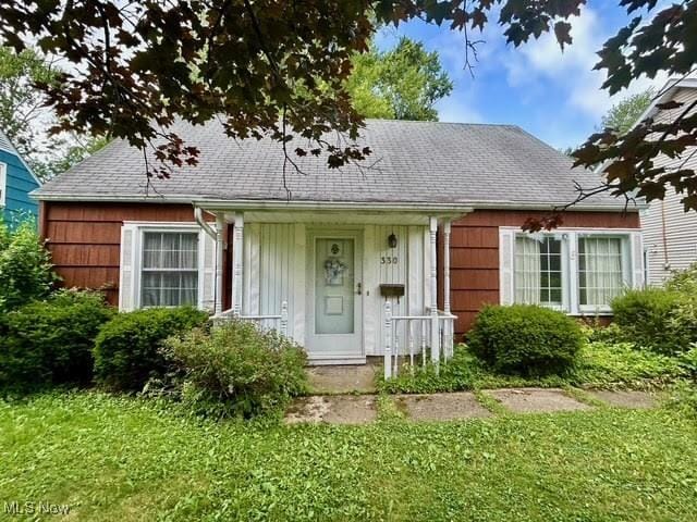 330 Inwood Blvd, Avon Lake, OH 44012 - bungalow-style home featuring roof with shingles and a front yard