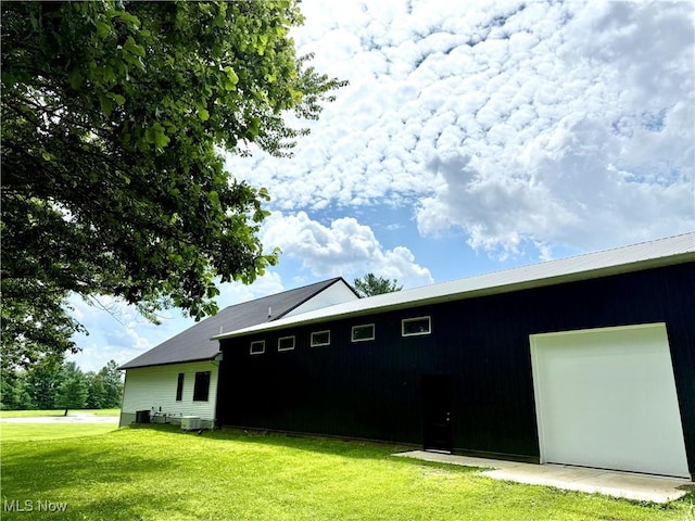 2710 E Hutton Rd, Wooster, OH 44691 - rear view of property with a lawn and a garage
