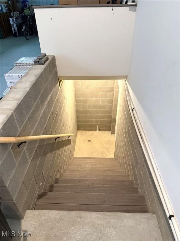 2710 E Hutton Rd, Wooster, OH 44691 - view of staircase