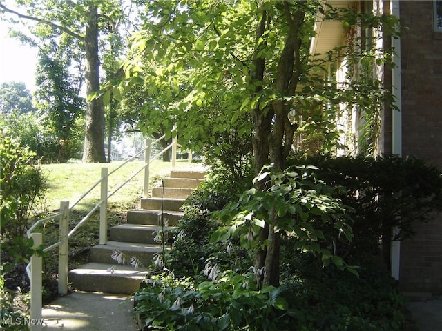 1275 NW Janet Ave, North Canton, OH 44720 - view of stairway