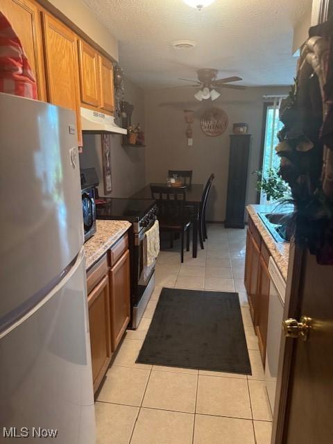 4385 Inner Circle Dr Unit B18, Brunswick, OH 44212 - kitchen featuring freestanding refrigerator, electric stove, under cabinet range hood, a ceiling fan, and light countertops