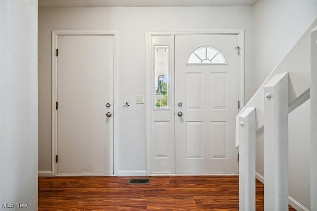 1653 Maple View Ct, Streetsboro, OH 44241 - foyer featuring wood finished floors and baseboards