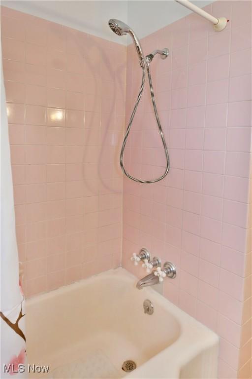 131 Euclid Blvd, Youngstown, OH 44505 - bathroom featuring shower / bath combination