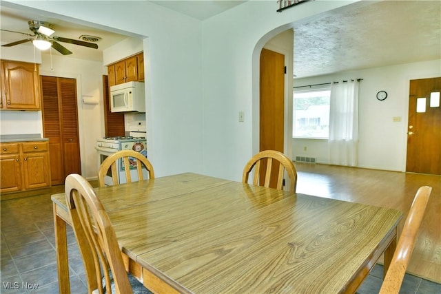 131 Euclid Blvd, Youngstown, OH 44505 - dining area with arched walkways and ceiling fan
