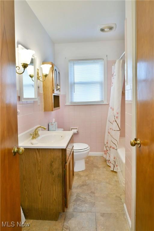 131 Euclid Blvd, Youngstown, OH 44505 - full bathroom with vanity and shower / bath combo