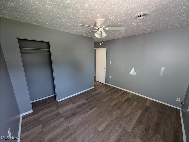 1240 W 21st St, Lorain, OH 44052 - unfurnished bedroom featuring wood finished floors, a textured ceiling, a closet, and a ceiling fan