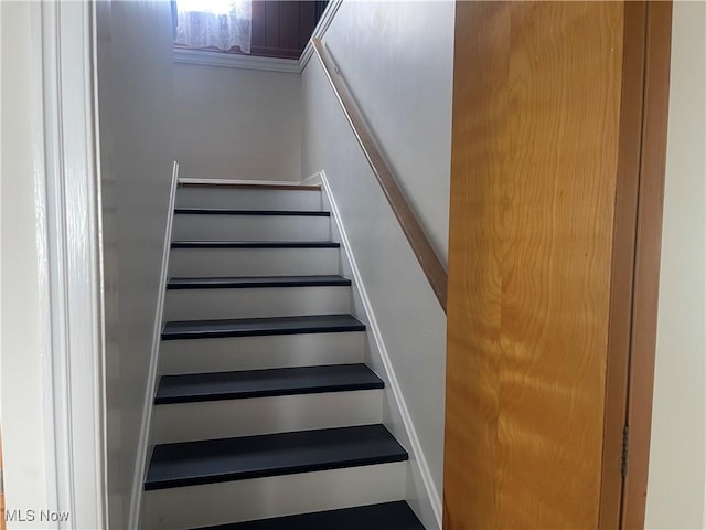 1624 Krumroy Rd, Akron, OH 44306 - view of staircase