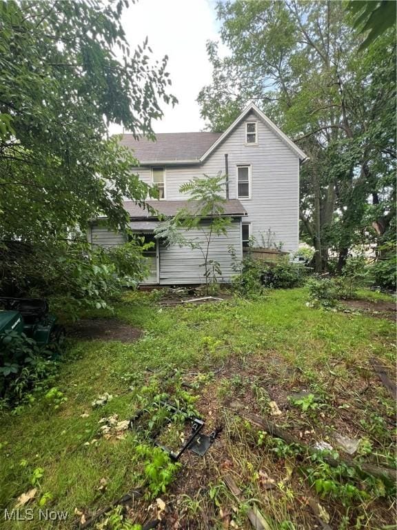 1529 Stark Ave SW, Canton, OH 44706 - back of property with a shingled roof