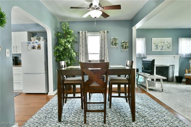 364 Meadowbrook Ave SE, Warren, OH 44483 - dining area featuring a ceiling fan, wood finished floors, and arched walkways
