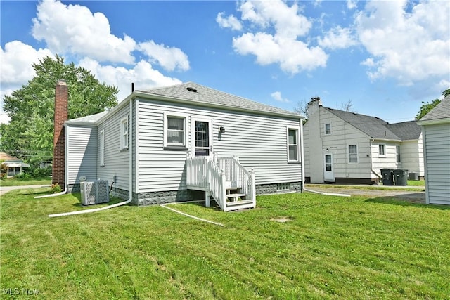 364 Meadowbrook Ave SE, Warren, OH 44483 - back of house with a lawn