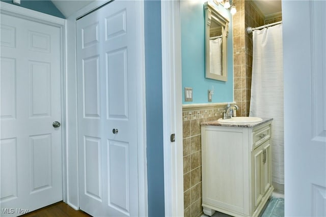 364 Meadowbrook Ave SE, Warren, OH 44483 - full bathroom with tile walls, vanity, a shower with shower curtain, and a wainscoted wall