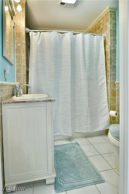 364 Meadowbrook Ave SE, Warren, OH 44483 - bathroom with tile walls, vanity, and a shower with shower curtain