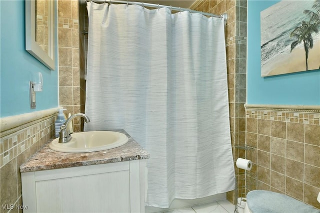 364 Meadowbrook Ave SE, Warren, OH 44483 - full bathroom featuring tile walls, vanity, and a shower with shower curtain