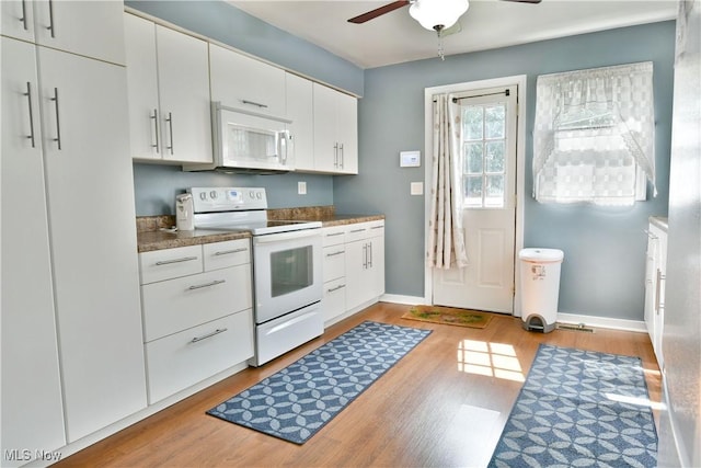 364 Meadowbrook Ave SE, Warren, OH 44483 - kitchen with white appliances, light wood-style flooring, ceiling fan, and white cabinetry