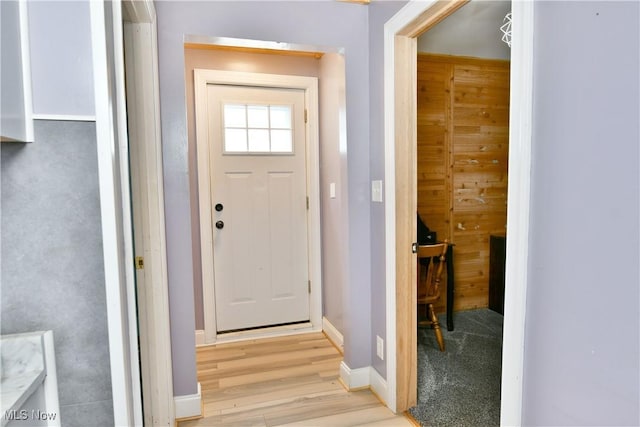 33 Mcdonald Ave, Niles, OH 44446 - entryway with light wood-style floors and baseboards
