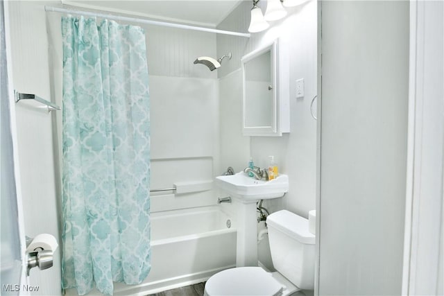 33 Mcdonald Ave, Niles, OH 44446 - bathroom with shower / bath combination with curtain and toilet