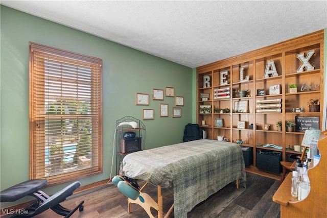 2785 Chalford Cir NW, North Canton, OH 44720 - bedroom with wood finished floors and a textured ceiling