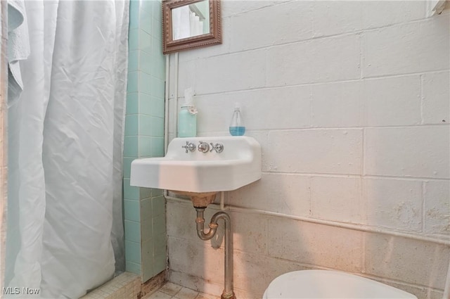 593 Mardon Ave, Akron, OH 44303 - full bath featuring curtained shower and a sink