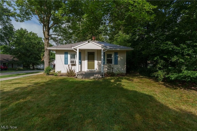 188 Stratford Ave, Wadsworth, OH 44281 - bungalow-style house with a front lawn