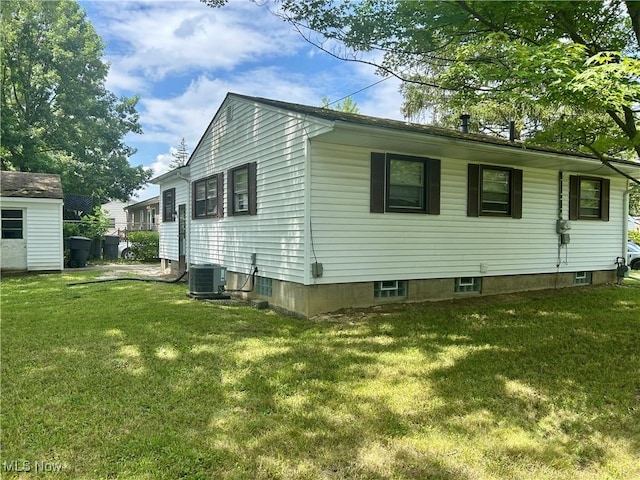 1345 Autumn Dr NW, Warren, OH 44485 - view of side of home with a yard and a storage unit