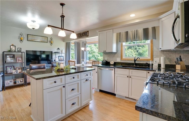 2939 Sandhill Rd, Marietta, OH 45750 - kitchen featuring stainless steel appliances, light wood-style flooring, tasteful backsplash, white cabinets, and recessed lighting