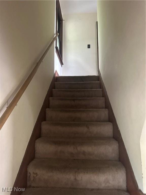 1012 Chandler Ave, Akron, OH 44314 - view of stairs