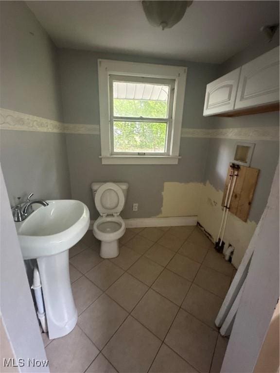 1012 Chandler Ave, Akron, OH 44314 - bathroom featuring tile patterned floors