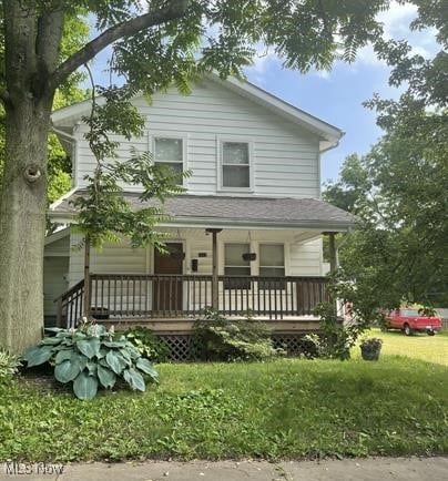 1012 Chandler Ave, Akron, OH 44314 - view of front facade with covered porch and a front lawn