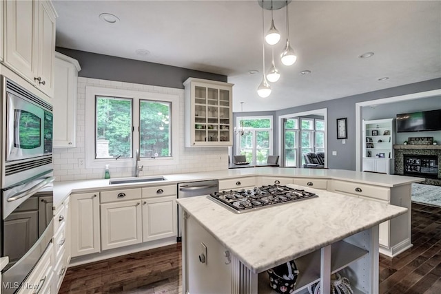 18367 Cranberry Ridge Ln, Chagrin Falls, OH 44023 - kitchen featuring stainless steel appliances, dark wood-style floors, a peninsula, decorative backsplash, and plenty of natural light