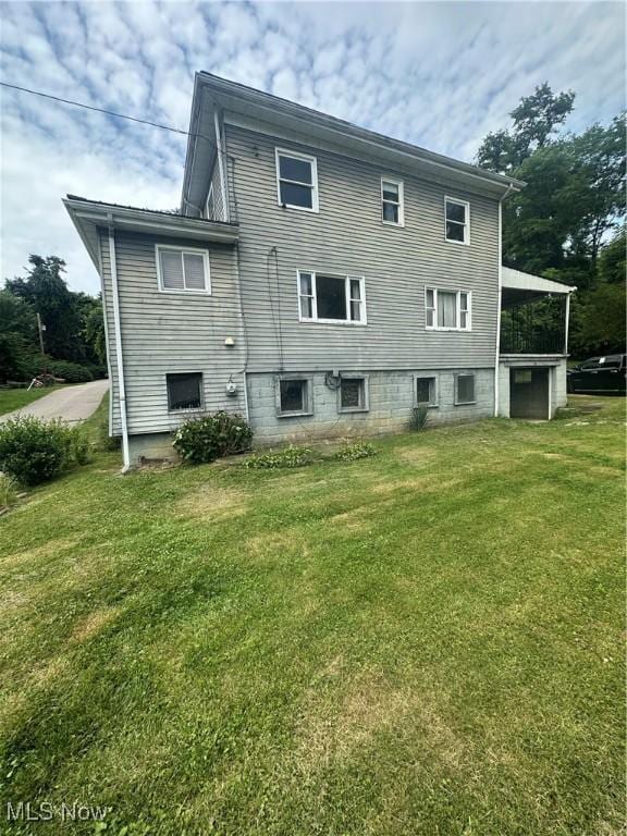 600 Jeanette Ave, Martins Ferry, OH 43935 - back of property featuring a lawn