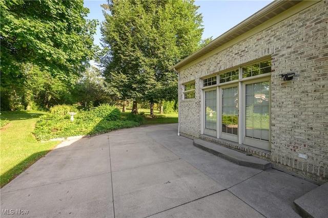1110 Mansion Dr, Barberton, OH 44203 - view of patio / terrace