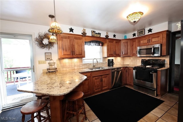27 Robinson Ln, Weirton, WV 26062 - kitchen featuring stainless steel appliances, a peninsula, backsplash, and a breakfast bar