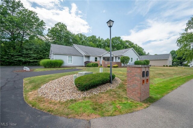 117 Nicklaus Dr NE, Warren, OH 44484 - ranch-style house with a front lawn