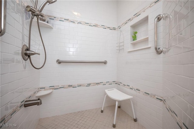 117 Nicklaus Dr NE, Warren, OH 44484 - bathroom featuring a tile shower and tile patterned flooring