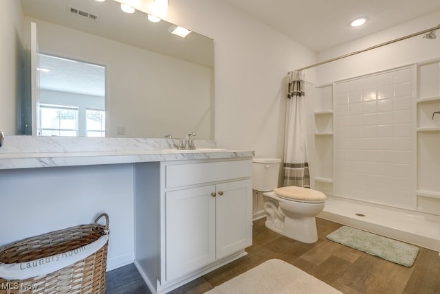 677 Crossings Ln, Akron, OH 44320 - full bathroom featuring wood finished floors, vanity, a shower with shower curtain, and recessed lighting