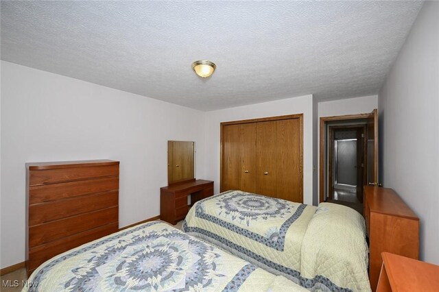 1412 Tewksbury Cir Unit 1C, Cuyahoga Falls, OH 44221 - bedroom featuring a closet and a textured ceiling