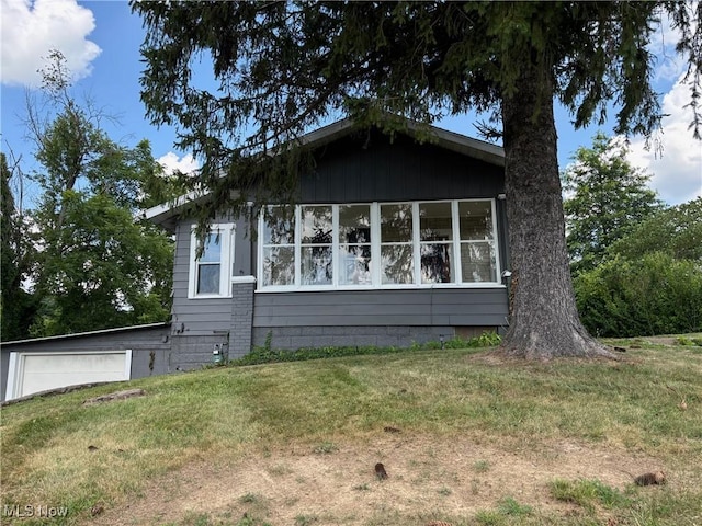 748 Belleview Rd, Cambridge, OH 43725 - view of front facade with a garage and a front lawn