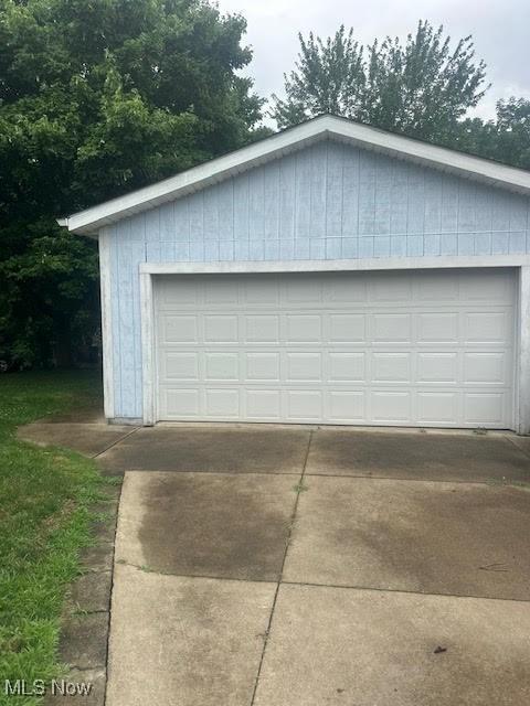 195 Water St, Wadsworth, OH 44281 - view of detached garage