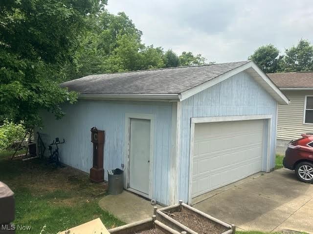 195 Water St, Wadsworth, OH 44281 - view of detached garage