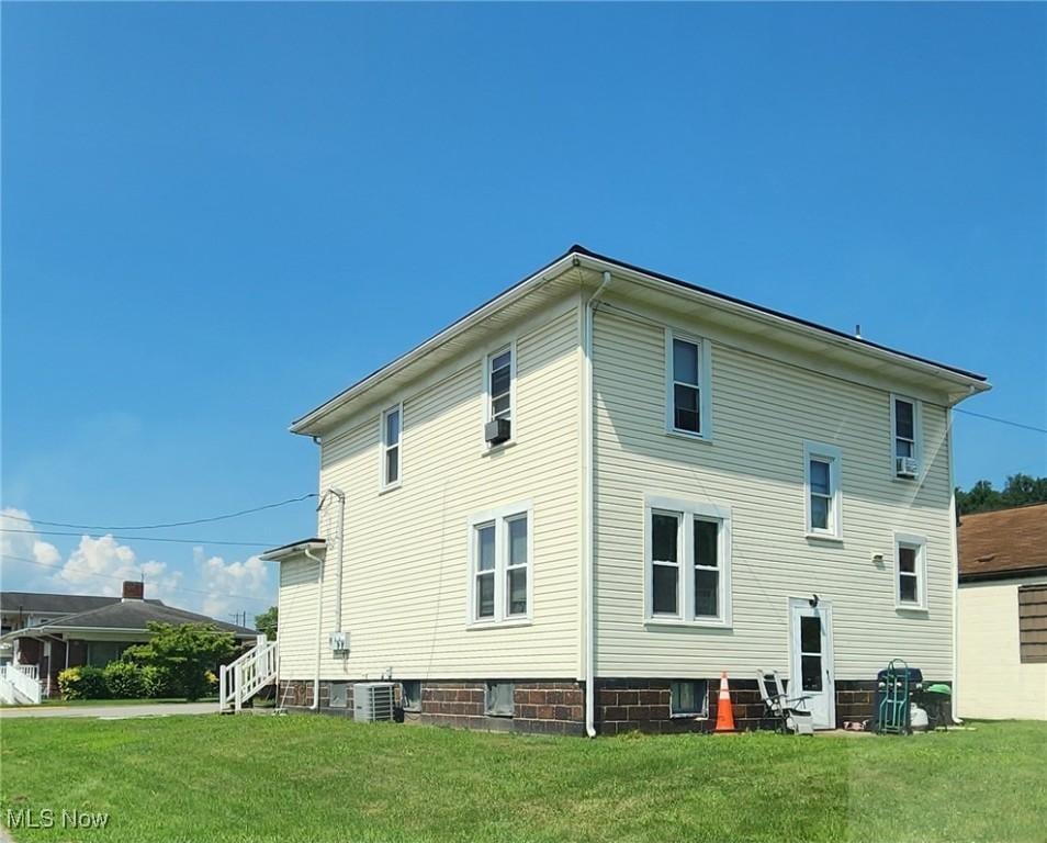 201 Ohio St, Brilliant, OH 43913 - back of property featuring a yard