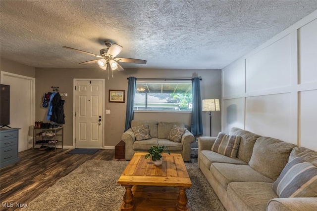 135 S 31st St, Newark, OH 43055 - living area featuring dark wood-style floors, a ceiling fan, and a textured ceiling