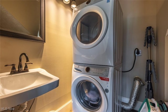135 S 31st St, Newark, OH 43055 - laundry room featuring stacked washer / drying machine