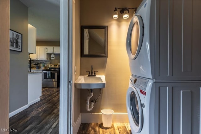 135 S 31st St, Newark, OH 43055 - laundry room featuring stacked washer / dryer and dark wood finished floors