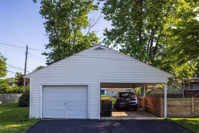 135 S 31st St, Newark, OH 43055 - garage featuring a detached garage and driveway