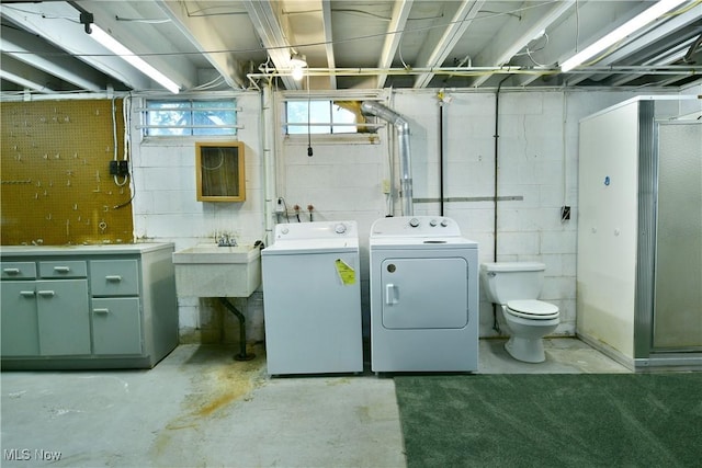 2741 Citadel Dr NE, Warren, OH 44483 - washroom featuring washing machine and dryer